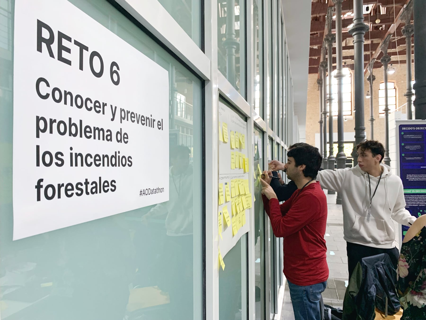 Fotografía con el equipo trabajando en el Reto 6: conocer y prevenir los problemas de los incendios forestales