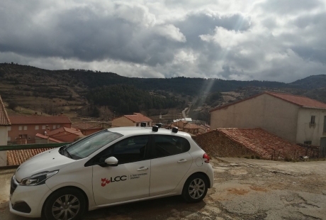 Coche con los sensores en el techo para captar la cobertura de red en un municipio de Aragón